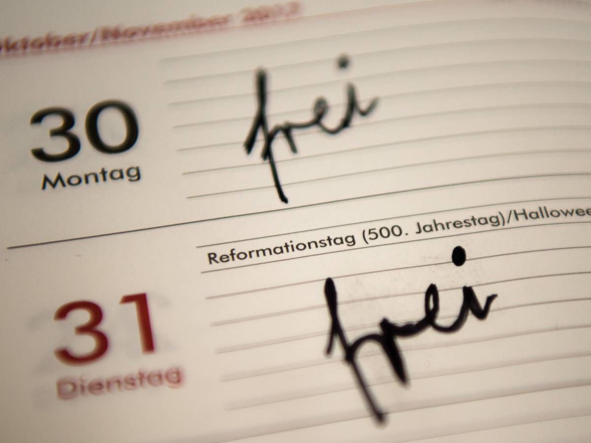 Das Wort „frei“ steht in einem Kalender (unser Symbolbild stammt aus dem Jahr 2016). Mit ein wenig Planung kann man mit den Brückentagen den Urlaub für 2022 verdoppeln.