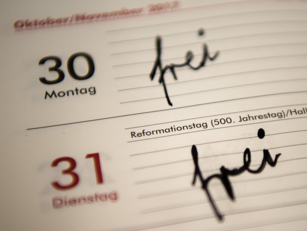 Das Wort „frei“ steht in einem Kalender (unser Symbolbild stammt aus dem Jahr 2016). Mit ein wenig Planung kann man mit den Brückentagen den Urlaub für  2022 verdoppeln.