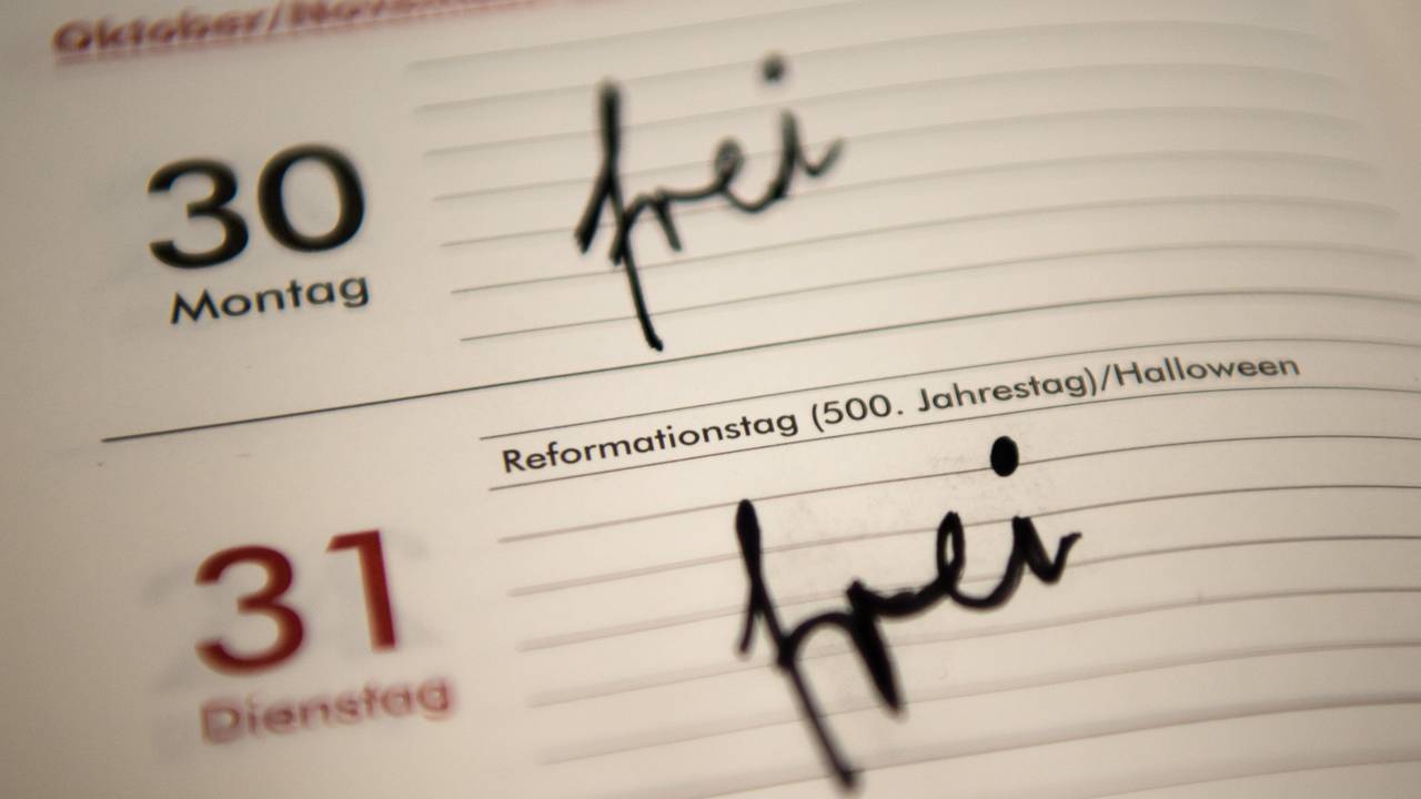 Das Wort „frei“ steht in einem Kalender (unser Symbolbild stammt aus dem Jahr 2016). Mit ein wenig Planung kann man mit den Brückentagen den Urlaub für 2022 verdoppeln.