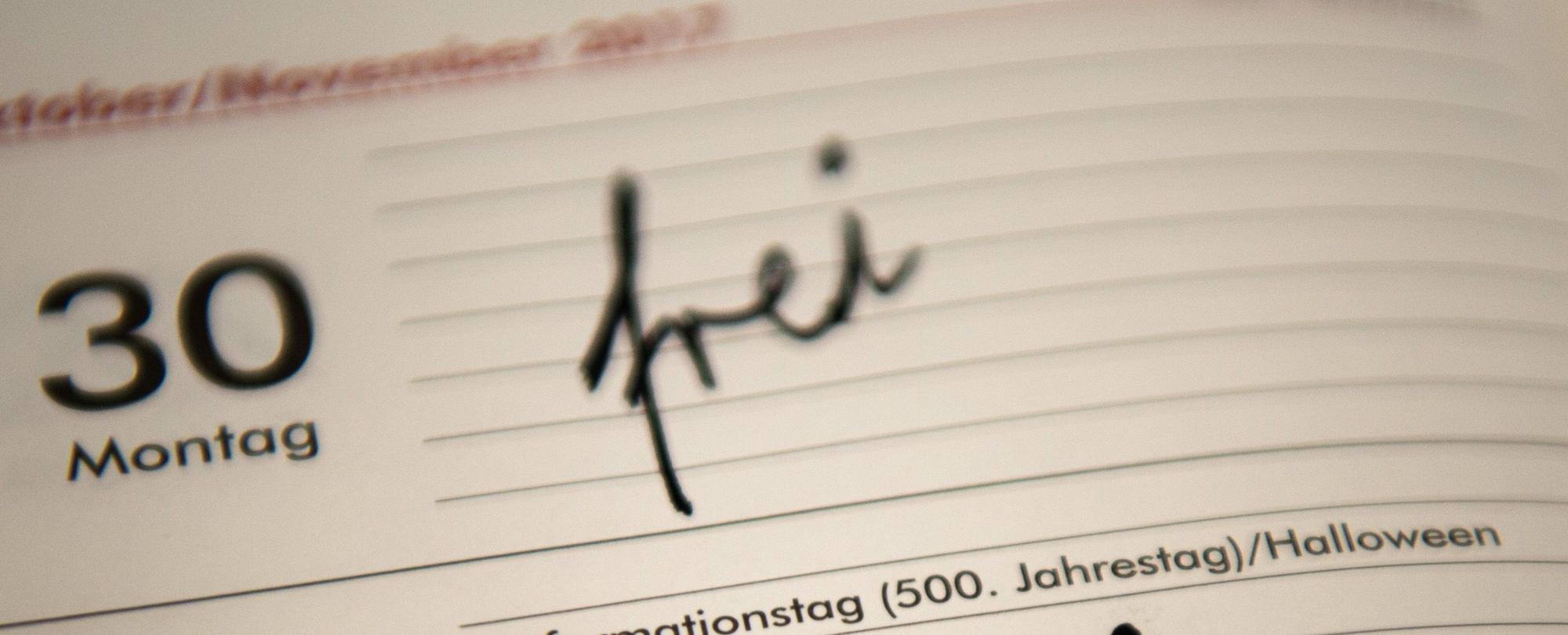 Das Wort „frei“ steht in einem Kalender (unser Symbolbild stammt aus dem Jahr 2016). Mit ein wenig Planung kann man mit den Brückentagen den Urlaub für 2022 verdoppeln.