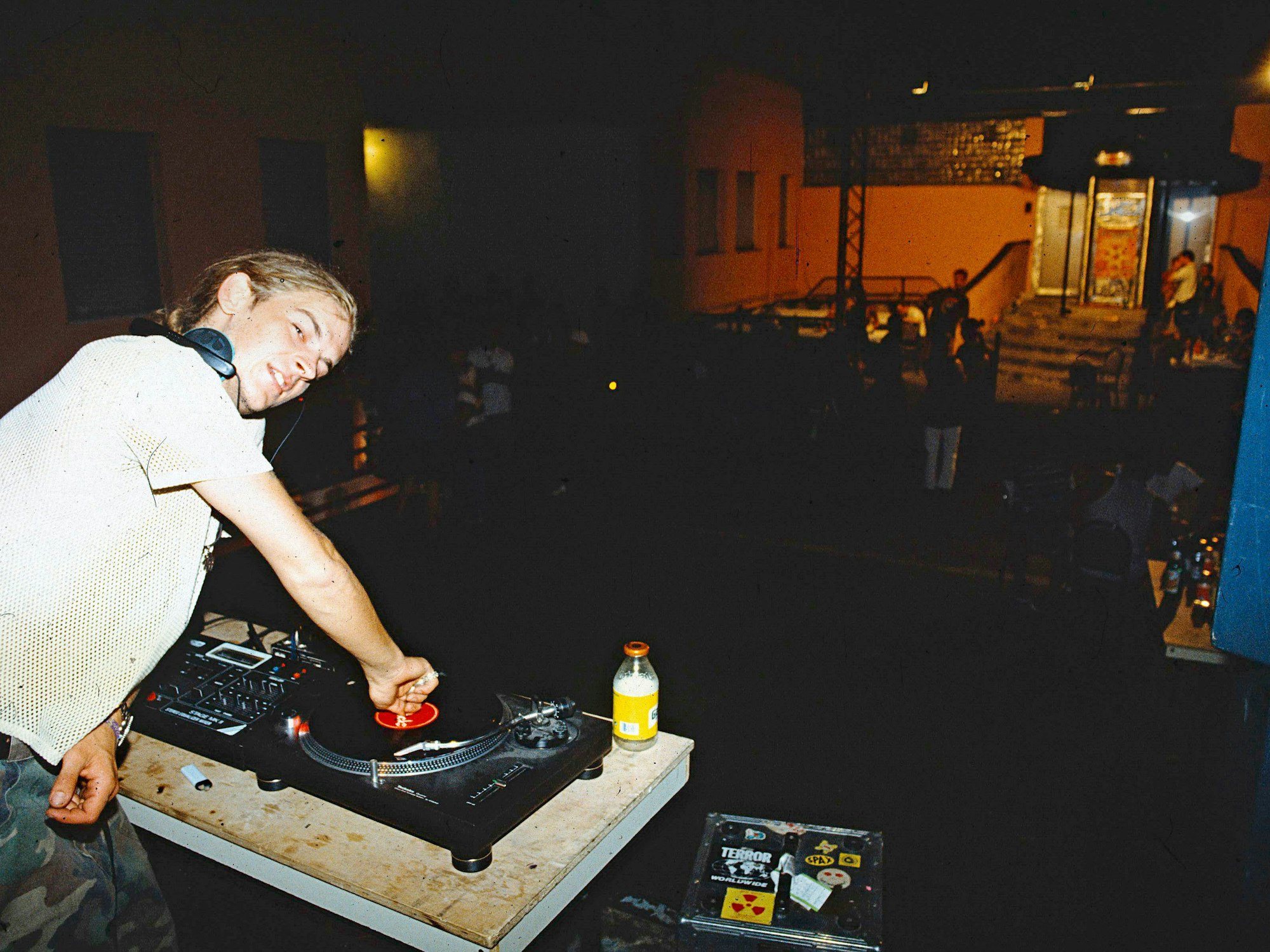 DJ legt bei der Warehouse-Party in der Nacht der sogenannten Großen Razzia auf.