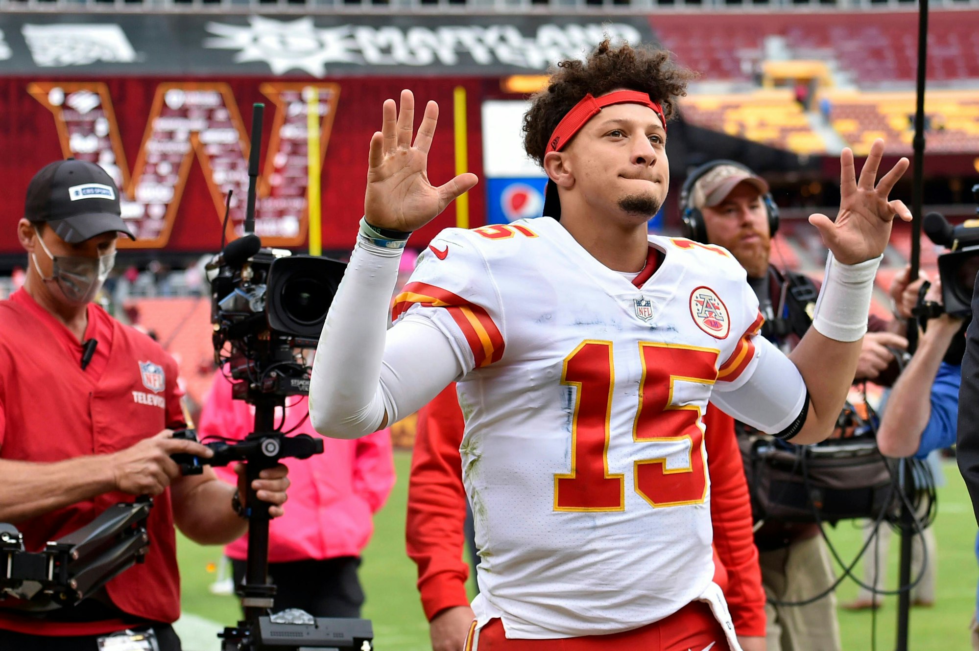 Patrick Mahomes wird von zwei Kameras gefilmt, als er das Feld verlässt.