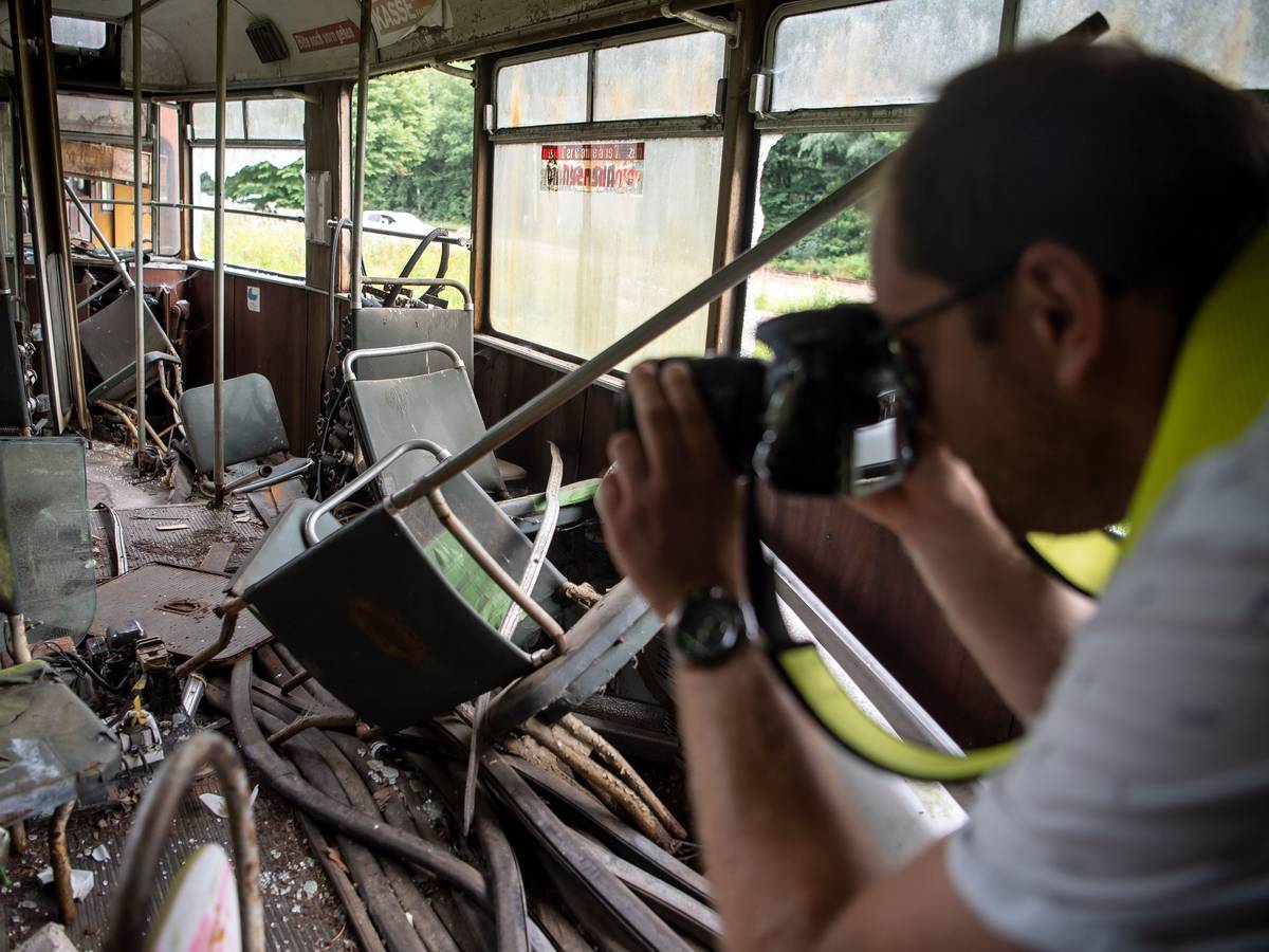 Lost Places gibt es fast überall. Die verlassenen Orte erfreuen sich großer Beliebtheit, da einige Touristen das dunkle und gruselige Flair der Orte mögen. Auf dem Foto (aufgenommen am 1. August 2020) ist ein Mann zu sehen, der eine alte Straßenbahn aus Bremerhaven fotografiert, die am Bahnhof Heinschenwalde steht.