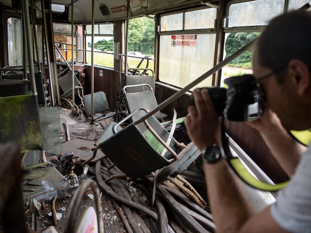 Lost Places gibt es fast überall. Die verlassenen Orte erfreuen sich großer Beliebtheit, da einige Touristen das dunkle und gruselige Flair der Orte mögen. Auf dem Foto (aufgenommen am 1. August 2020) ist ein Mann zu sehen, der eine alte Straßenbahn aus Bremerhaven fotografiert, die am Bahnhof Heinschenwalde steht.