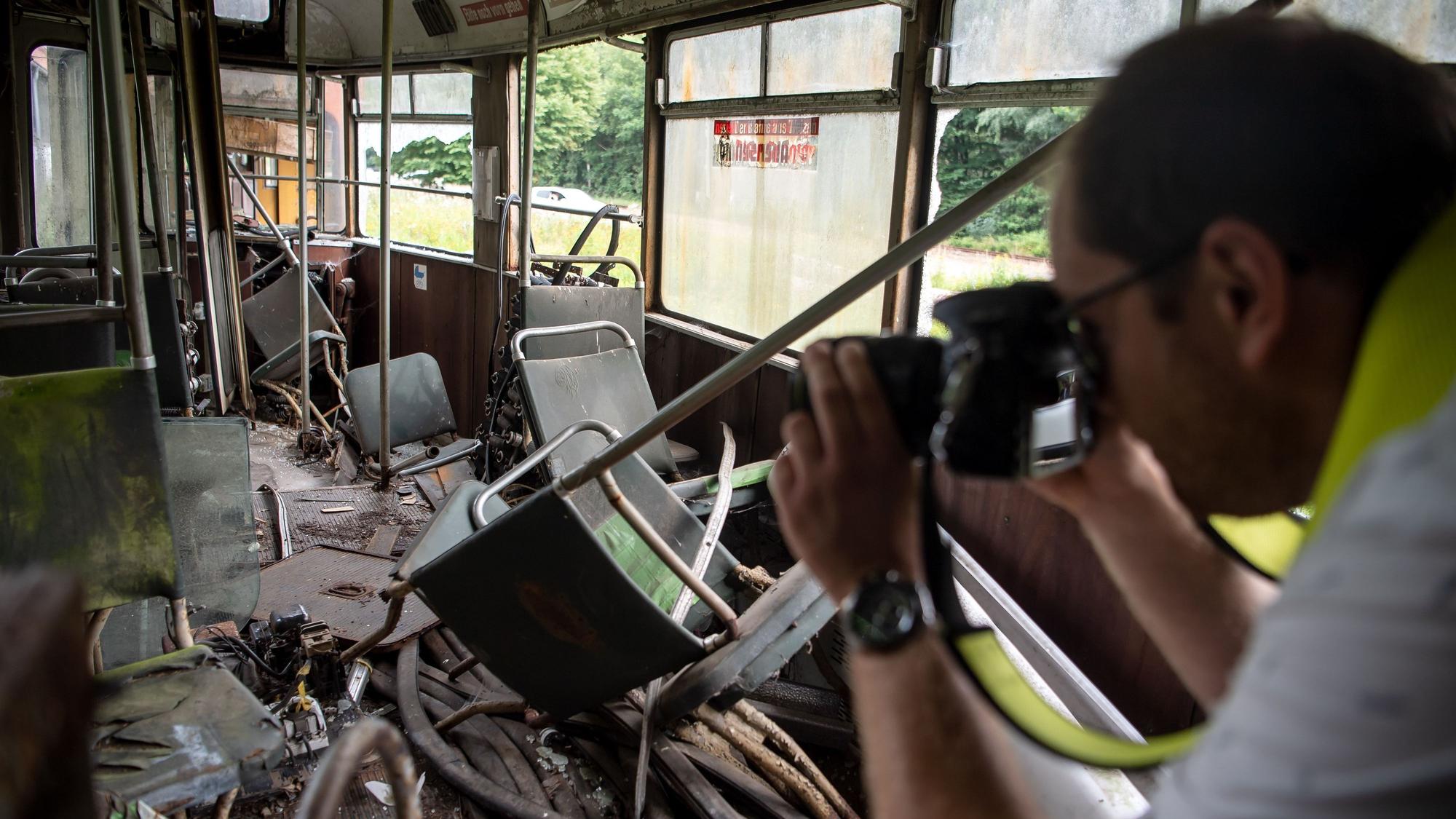 Lost Places gibt es fast überall. Die verlassenen Orte erfreuen sich großer Beliebtheit, da einige Touristen das dunkle und gruselige Flair der Orte mögen. Auf dem Foto (aufgenommen am 1. August 2020) ist ein Mann zu sehen, der eine alte Straßenbahn aus Bremerhaven fotografiert, die am Bahnhof Heinschenwalde steht.
