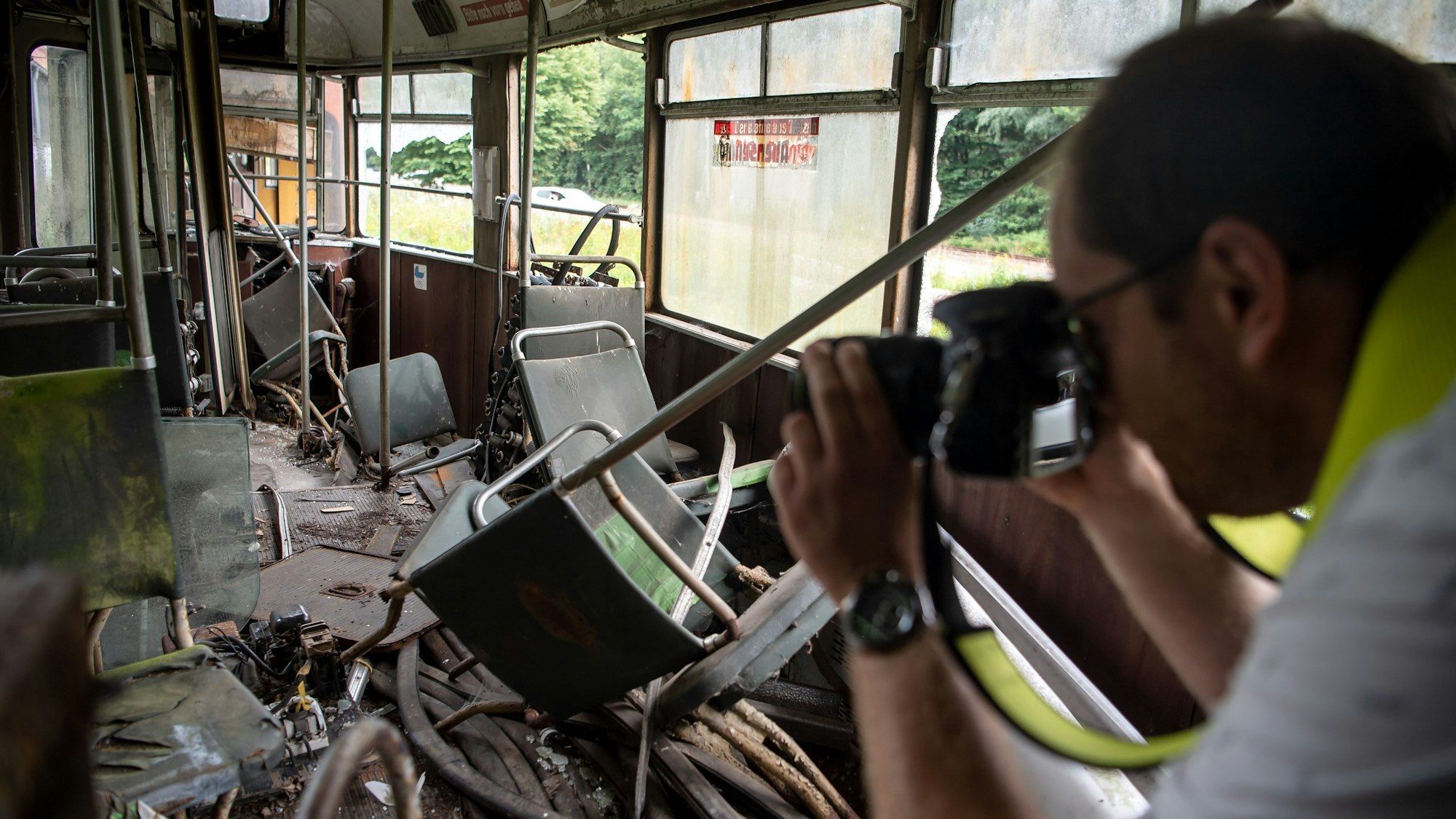 Lost Places gibt es fast überall. Die verlassenen Orte erfreuen sich großer Beliebtheit, da einige Touristen das dunkle und gruselige Flair der Orte mögen. Auf dem Foto (aufgenommen am 1. August 2020) ist ein Mann zu sehen, der eine alte Straßenbahn aus Bremerhaven fotografiert, die am Bahnhof Heinschenwalde steht.