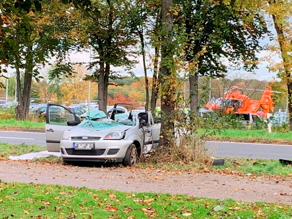 Ein Auto ist am 25. Oktober 2021 in Köln-Flittard gegen einen Baum geprallt.