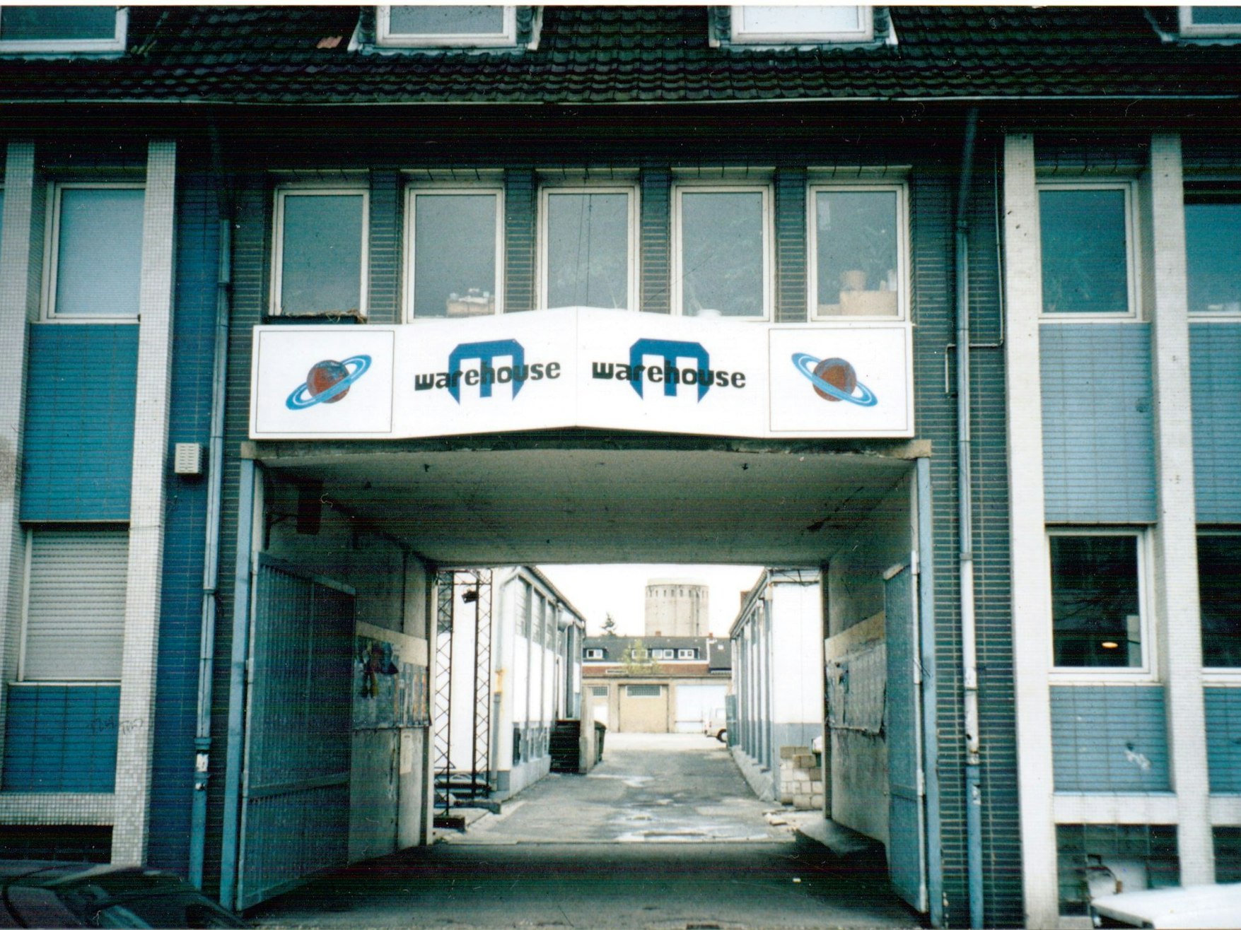 Das berühmte Warehouse-Logo ist weltweit in der Techno-Szene bekannt und kommt aus Köln.