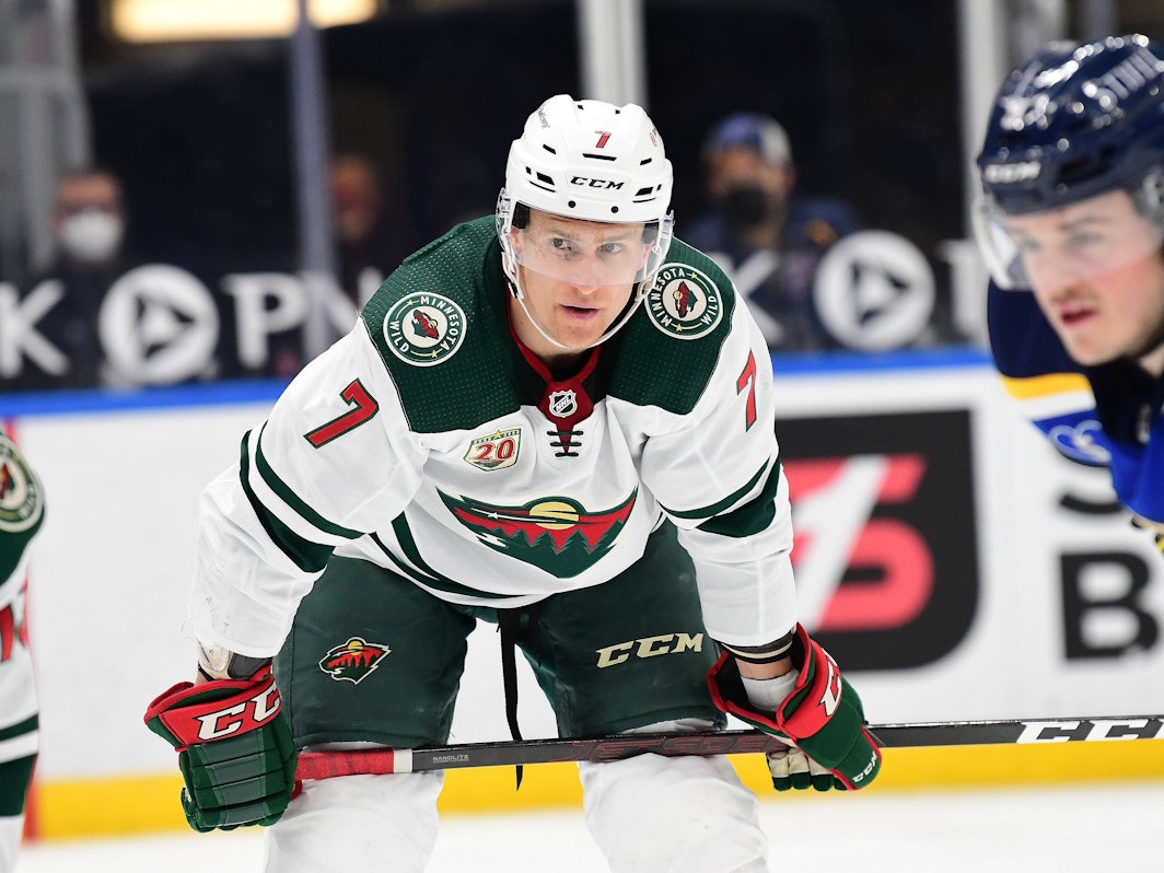 Nico Sturm beugt seinen Oberkörper leicht nach vorne.