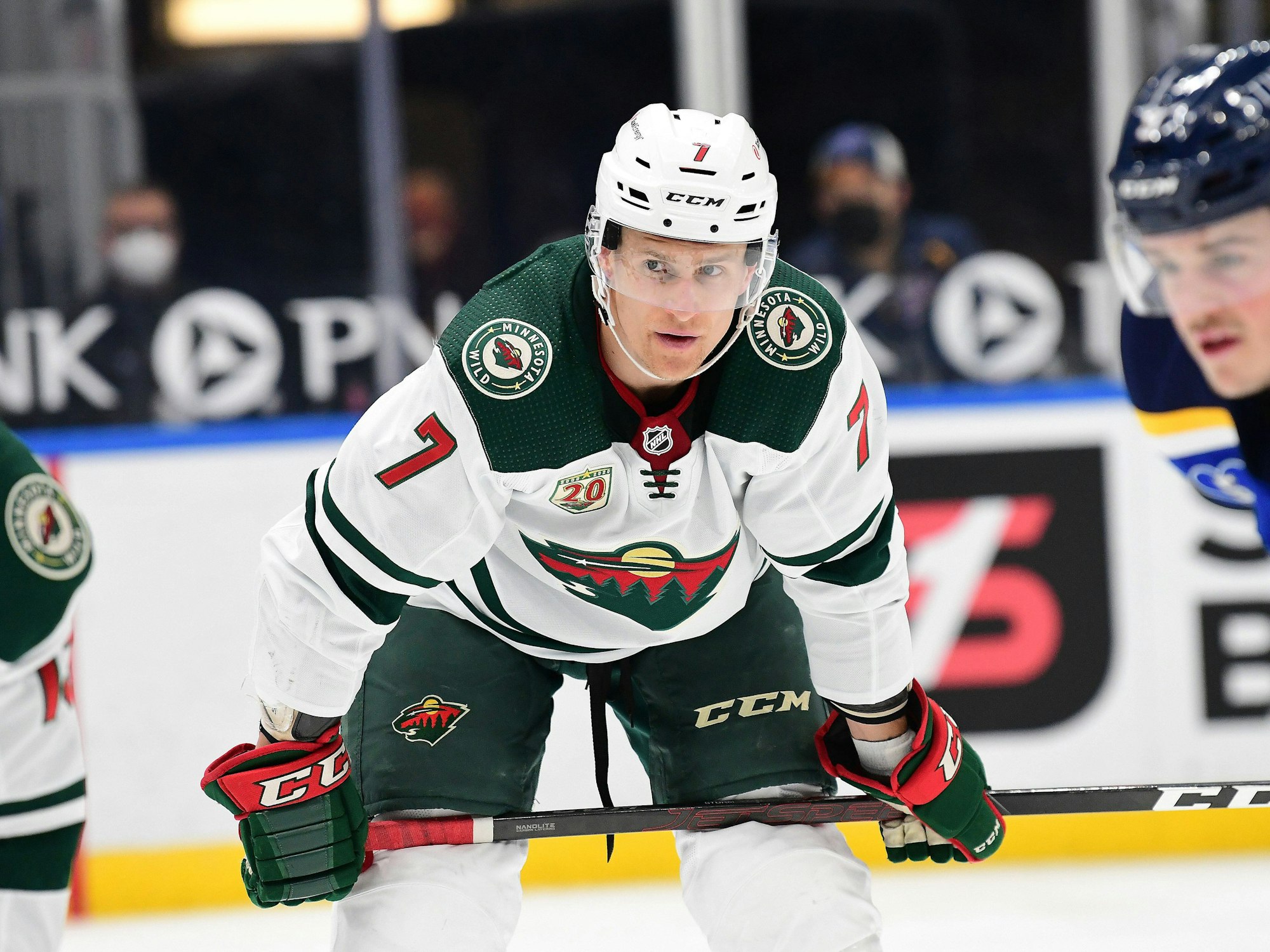 Nico Sturm beugt seinen Oberkörper leicht nach vorne.