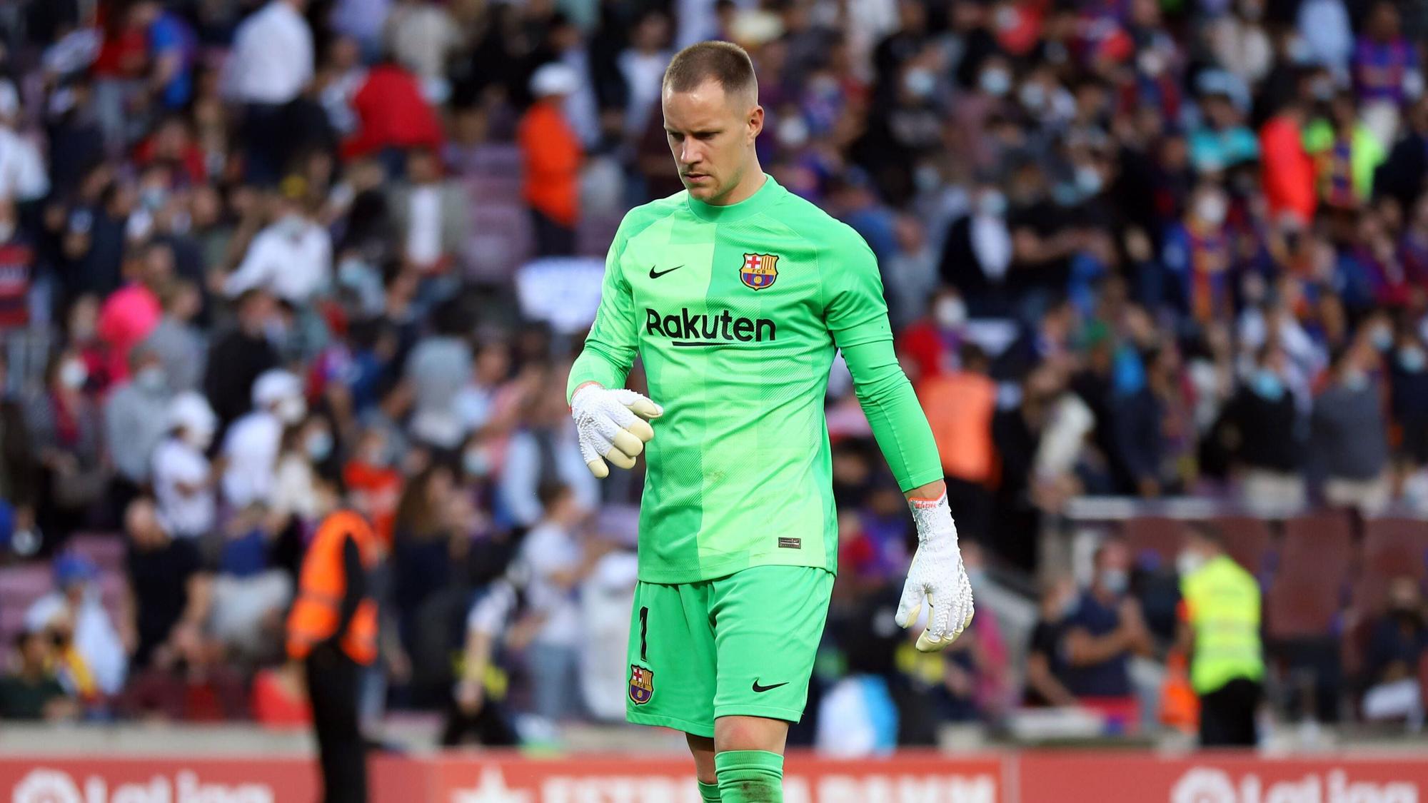 Marc-André ter Stegen hat den Kopf gesenkt.
