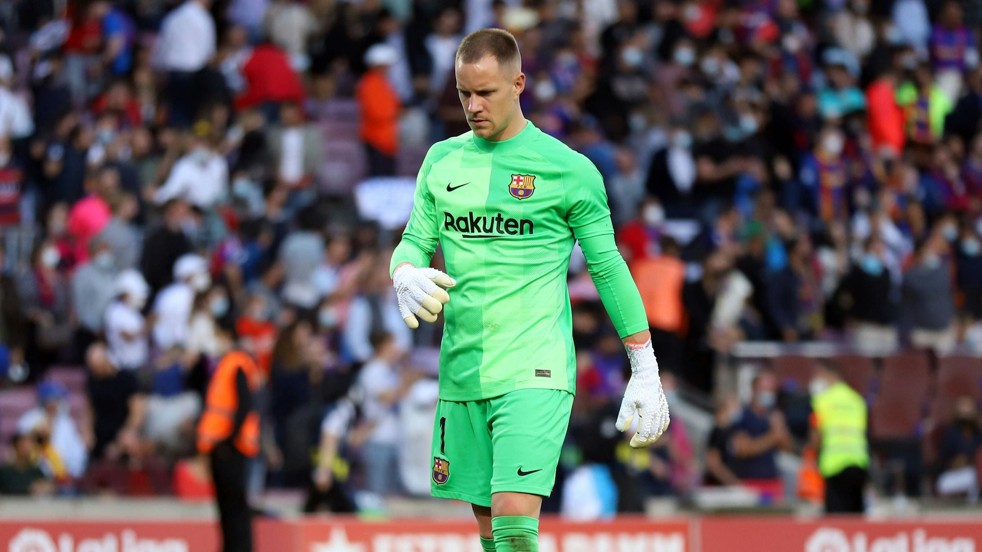 Marc-André ter Stegen hat den Kopf gesenkt.