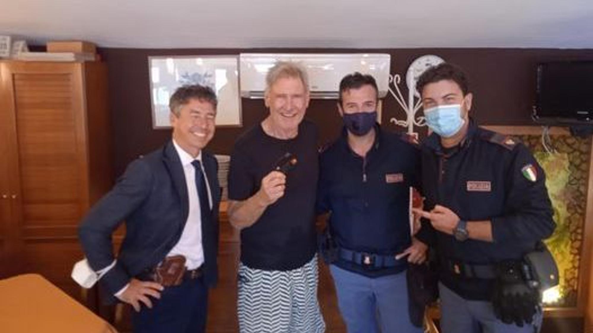 Die Polizei ließ es sich nicht nehmen, ein Selfie mit dem US-Hollywood-Star zu machen.