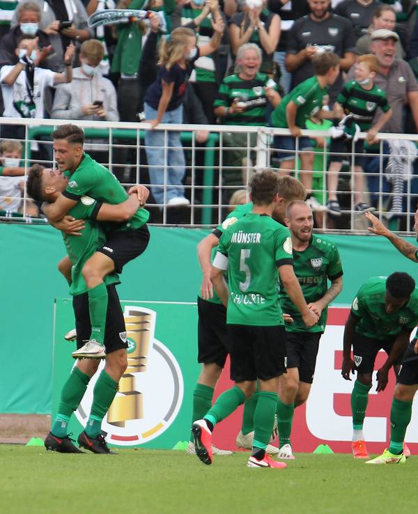 Die Spieler des SC Preußen Münster feiern ihr Tor gegen Wolfsburg.