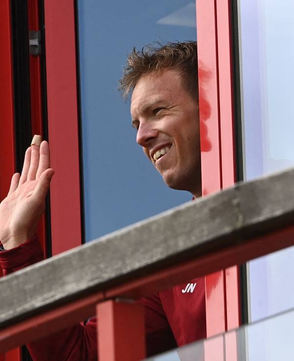 Julian Nagelsmann winkt als Trainer des FC Bayern München an der Säbener Straße.