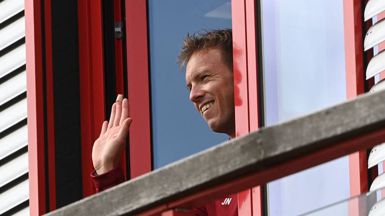 Julian Nagelsmann winkt als Trainer des FC Bayern München an der Säbener Straße.