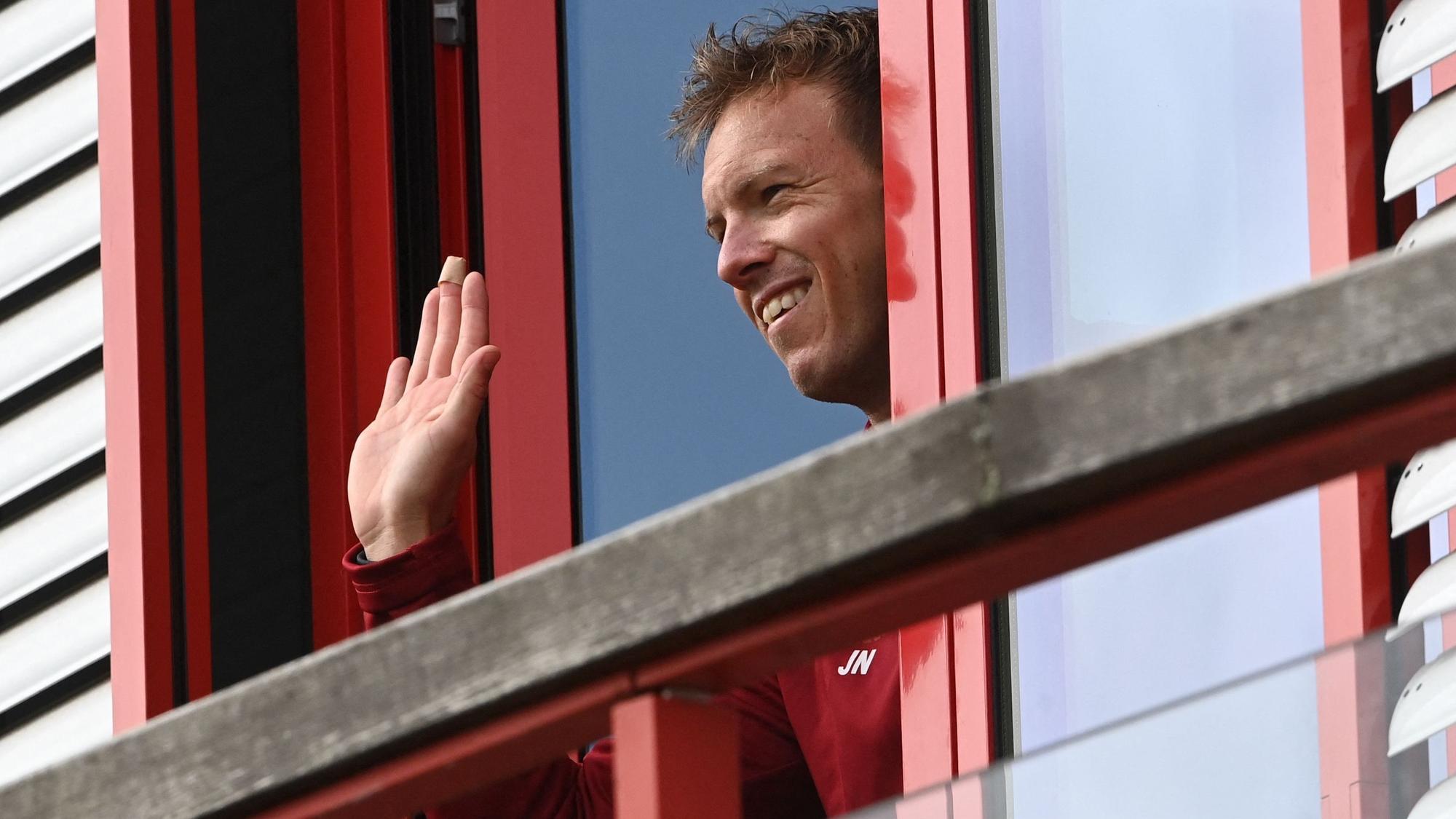 Julian Nagelsmann winkt als Trainer des FC Bayern München an der Säbener Straße.