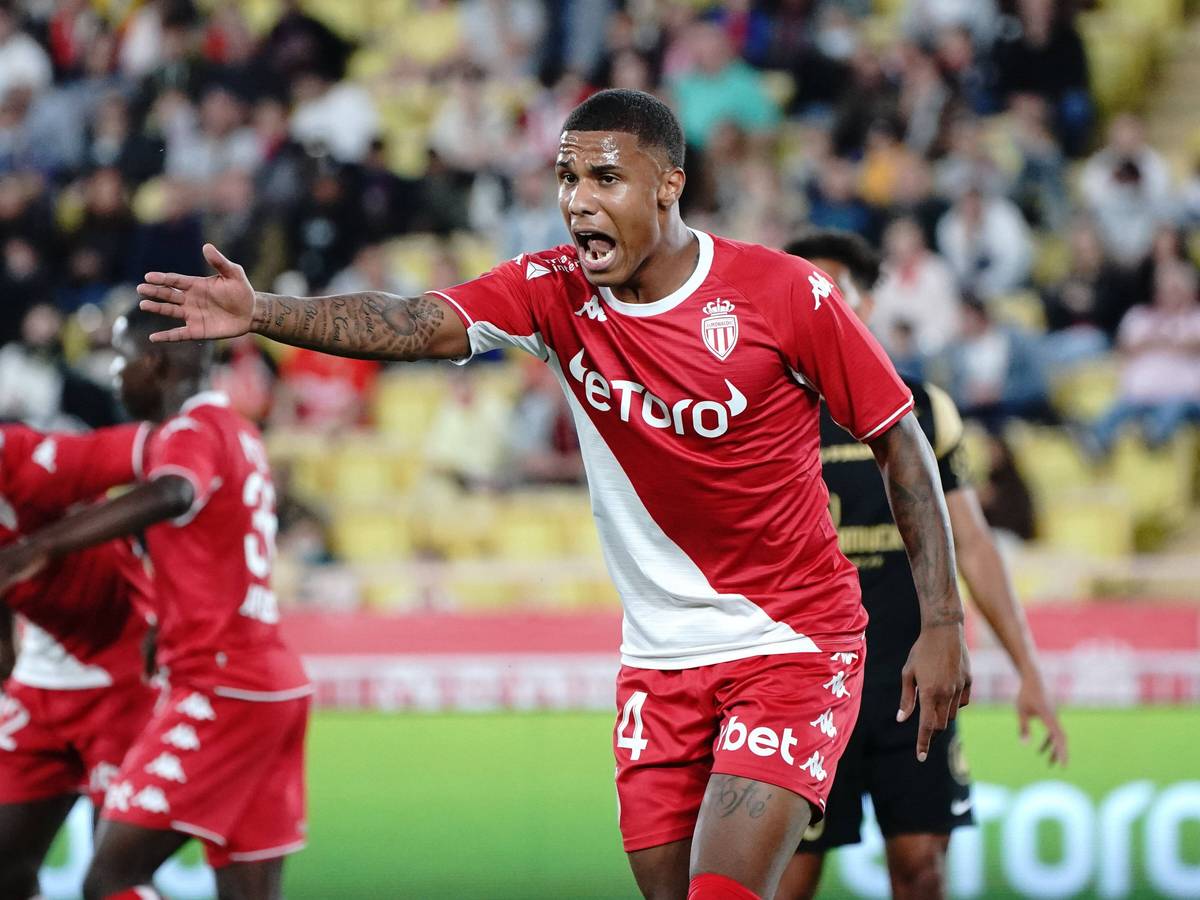 Ismail Jakobs regt sich im Trikot der AS Monaco auf.