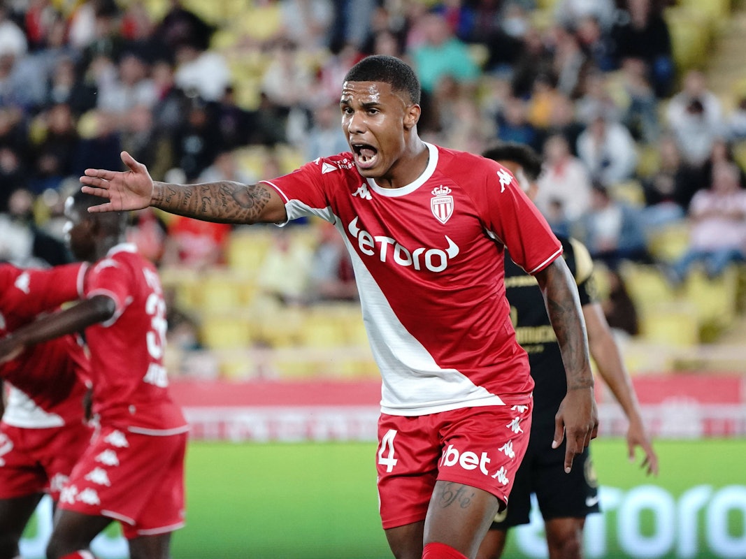 Ismail Jakobs regt sich im Trikot der AS Monaco auf.