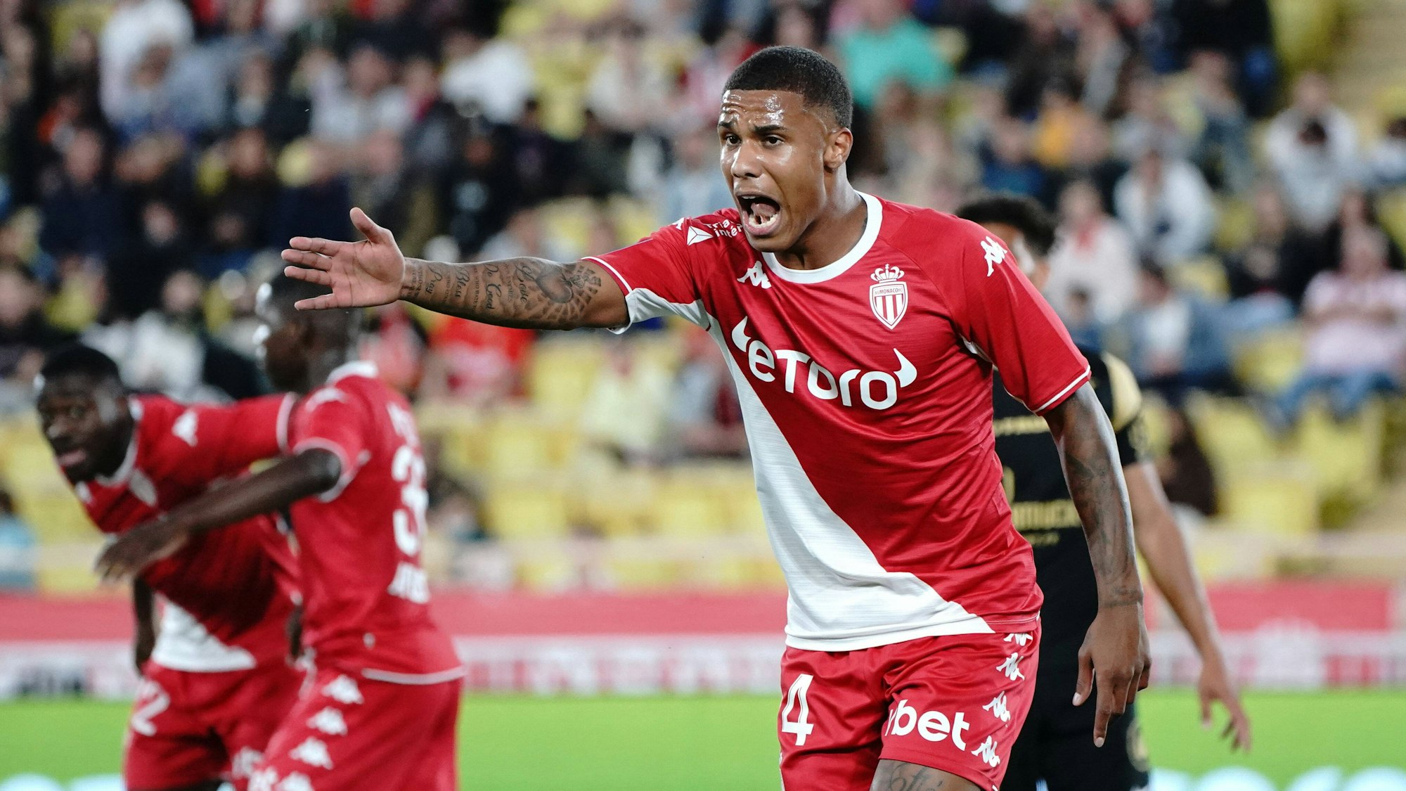 Ismail Jakobs regt sich im Trikot der AS Monaco auf.