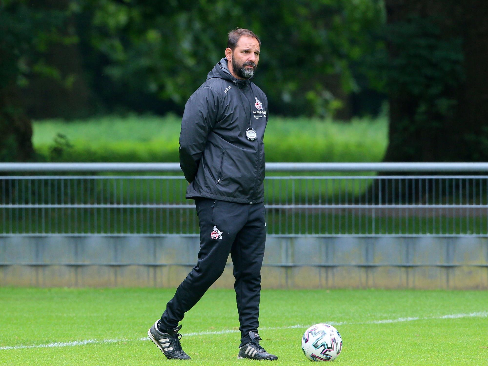 Stefan Ruthenbeck während des Trainings mit seiner U19.