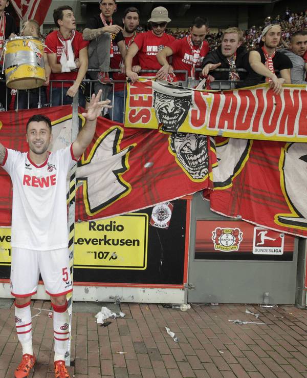 Dominic Maroh wird von den Ultras des 1. FC Köln gefeiert.