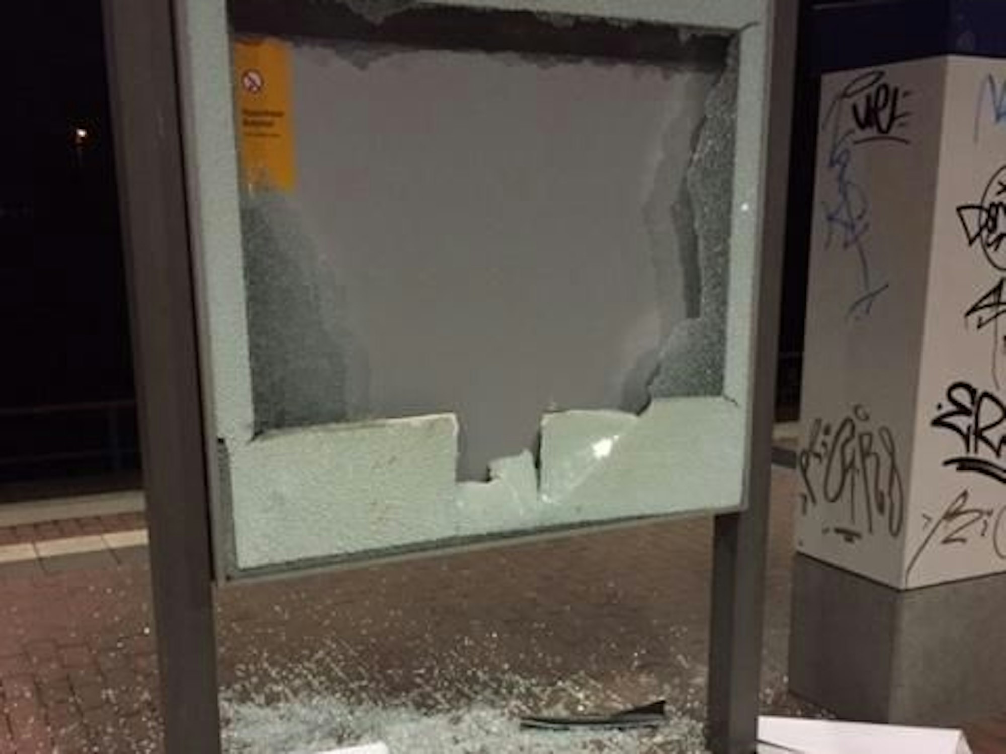 Vandalismus an S-Bahn-Haltestelle Frankfurter Straße in Köln