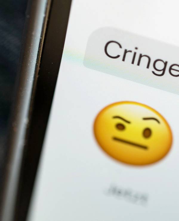 „Cringe“ ist Jugendwort 2021. Hier zu sehen als Chat-Nachricht auf einem Handy.