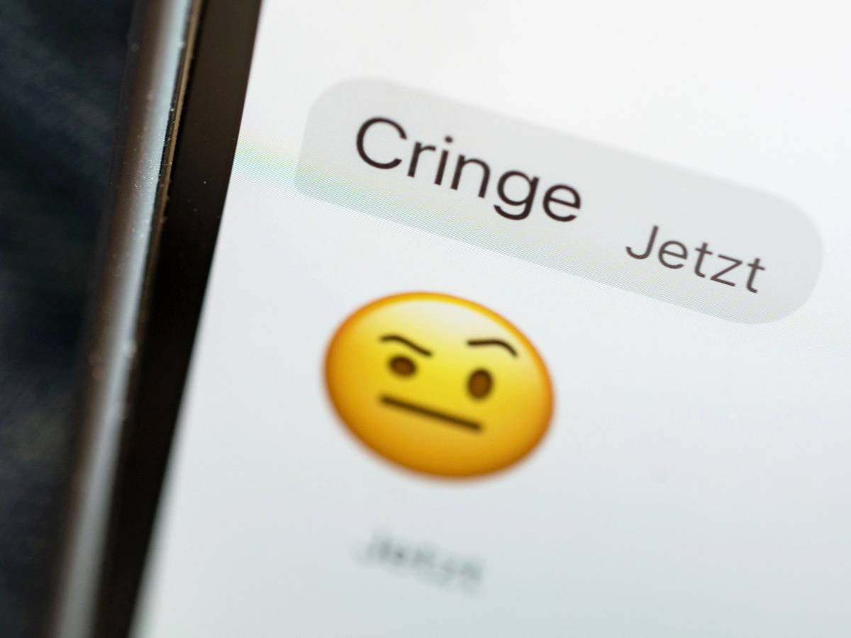 „Cringe“ ist Jugendwort 2021. Hier zu sehen als Chat-Nachricht auf einem Handy.