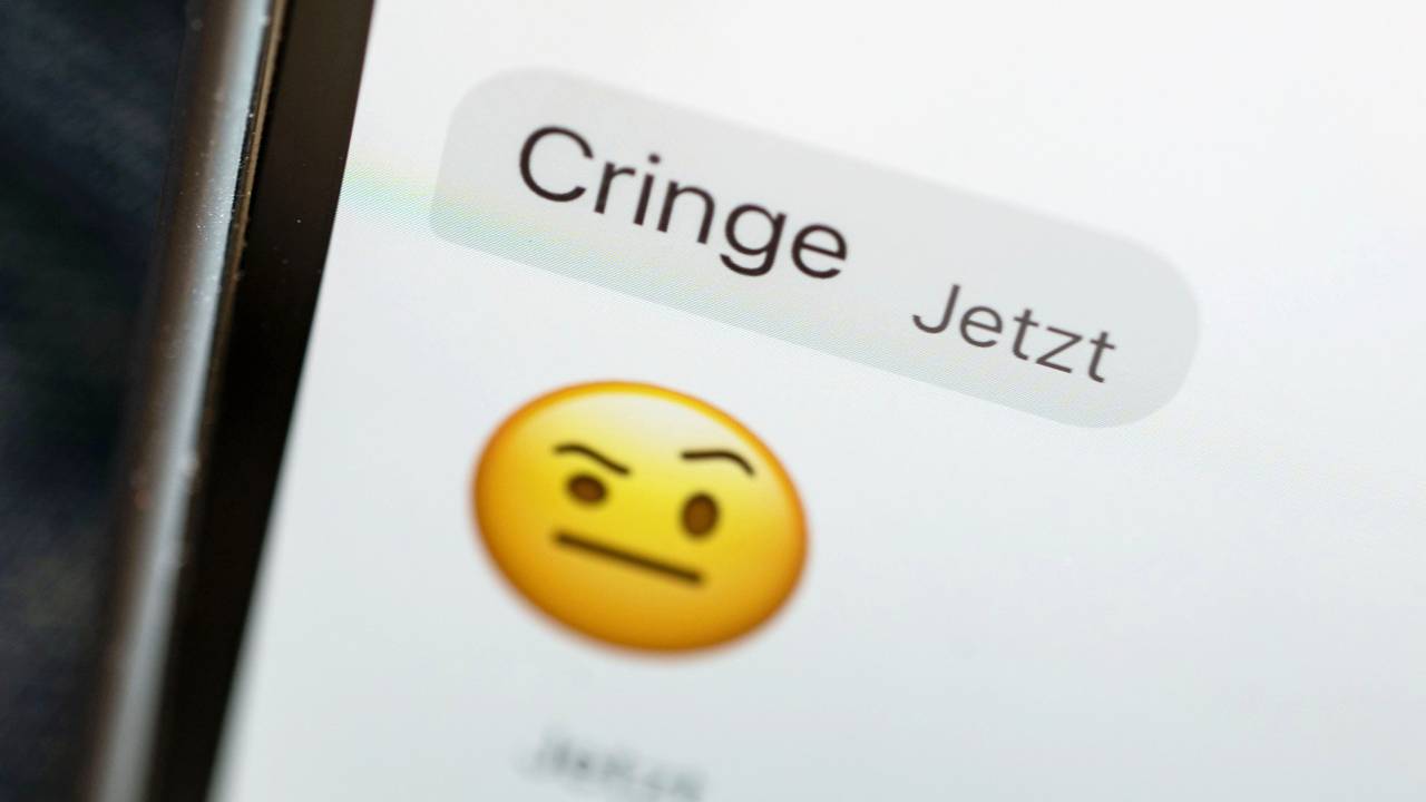 „Cringe“ ist Jugendwort 2021. Hier zu sehen als Chat-Nachricht auf einem Handy.