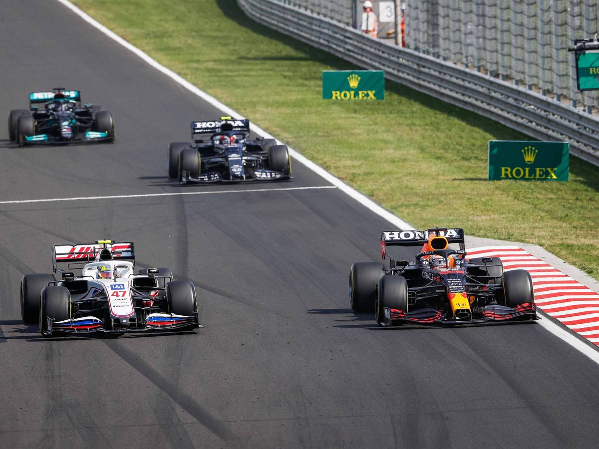 Mick Schumacher lässt Max Verstappen auf der Strecke vorbei.