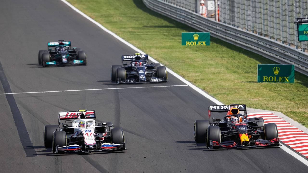 Mick Schumacher lässt Max Verstappen auf der Strecke vorbei.