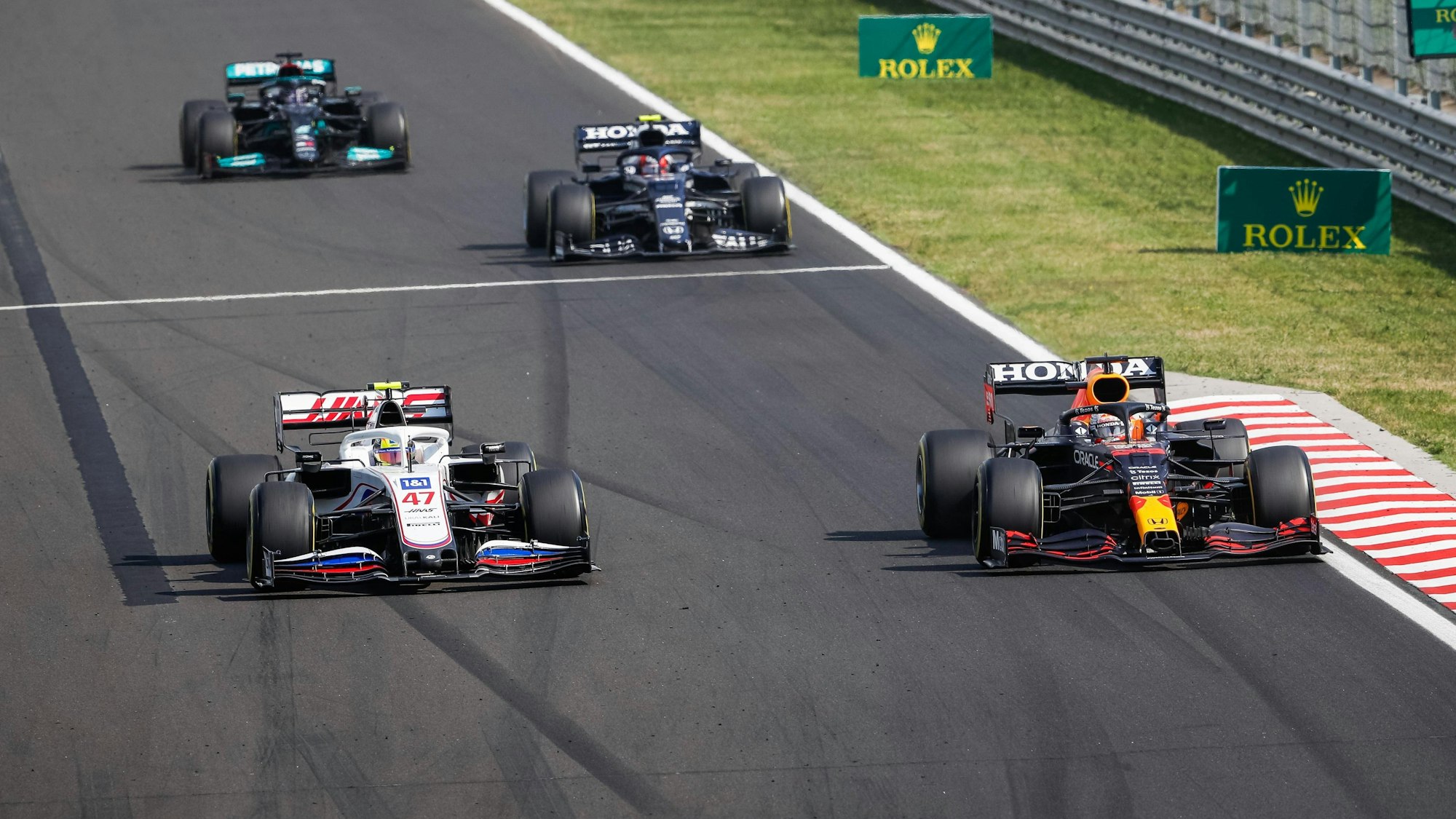 Mick Schumacher lässt Max Verstappen auf der Strecke vorbei.