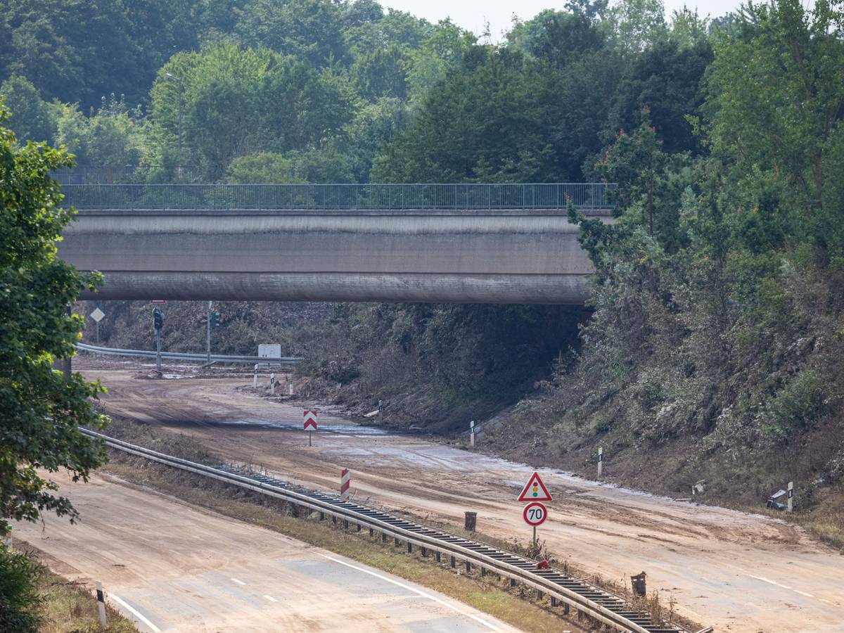 20.07.2021, Erftstadt: Das Hochwasser auf der B265 Luxemburger Straße im Ortsteil Liblar ist abgeflossen.Zurück bleibt eine verschmutze und teilweise zerstörte Straße.