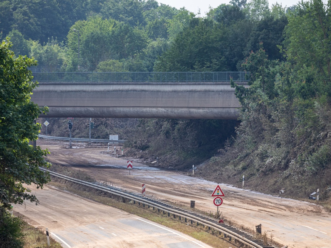 20.07.2021, Erftstadt: Das Hochwasser auf der B265 Luxemburger Straße im Ortsteil Liblar ist abgeflossen.Zurück bleibt eine verschmutze und teilweise zerstörte Straße.