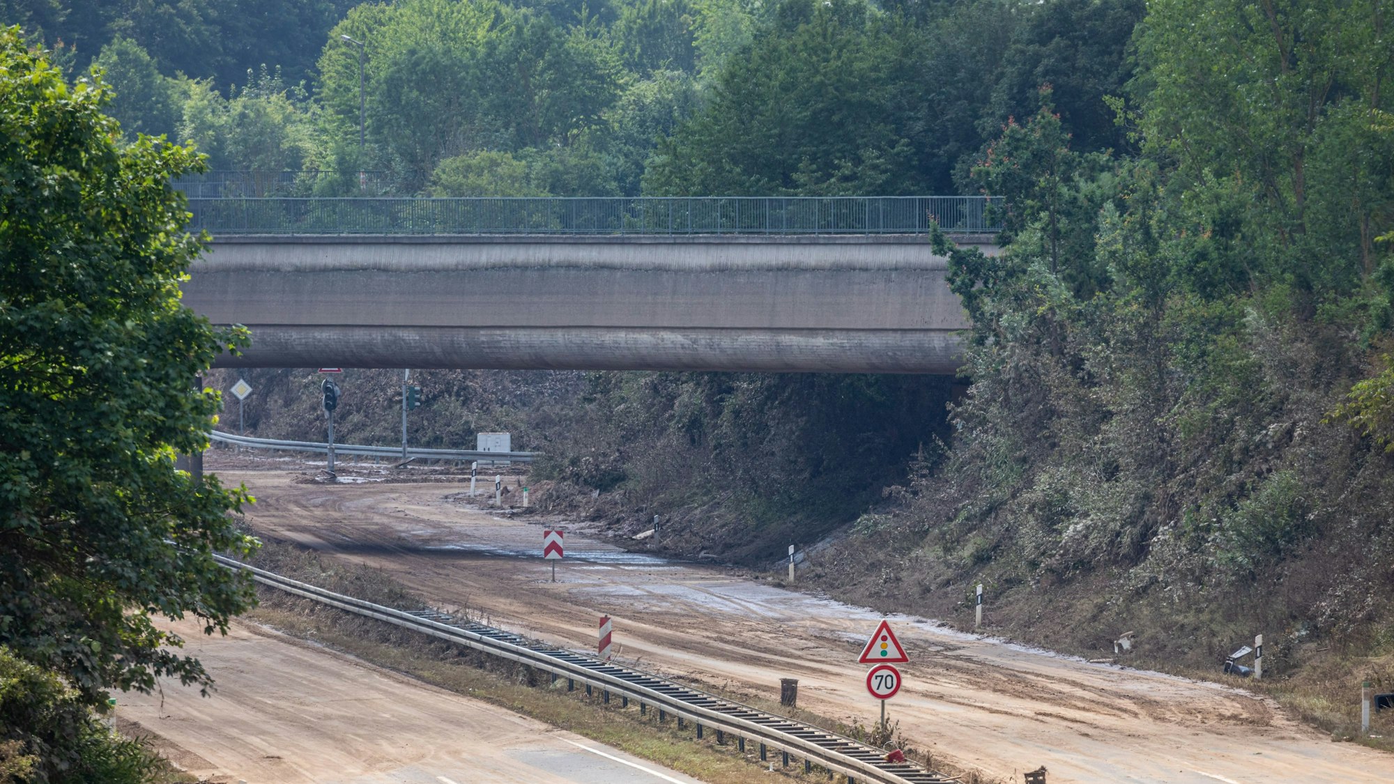20.07.2021, Erftstadt: Das Hochwasser auf der B265 Luxemburger Straße im Ortsteil Liblar ist abgeflossen.Zurück bleibt eine verschmutze und teilweise zerstörte Straße.