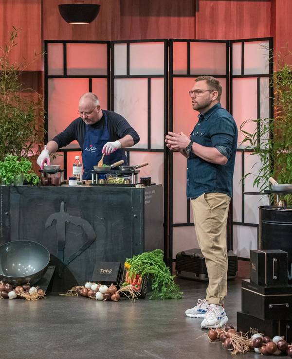 Der Kölner Steve Müller (r.) präsentiert in der Show „Die Höhle der Löwen“ seine Fondue-Revolution „DeWok“.
