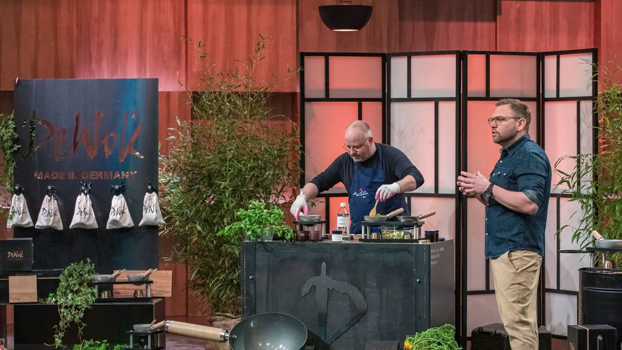 Der Kölner Steve Müller (r.) präsentiert in der Show „Die Höhle der Löwen“ seine Fondue-Revolution „DeWok“.