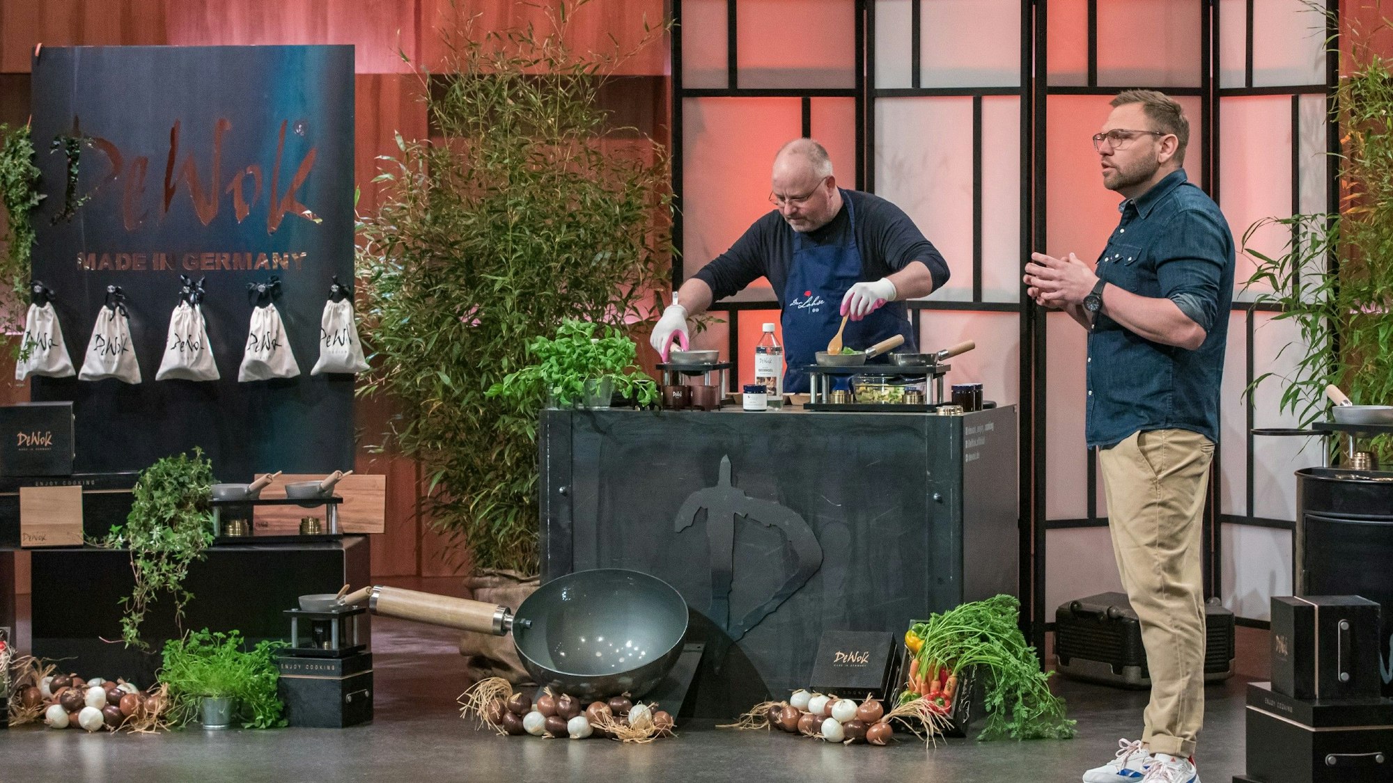 Der Kölner Steve Müller (r.) präsentiert in der Show „Die Höhle der Löwen“ seine Fondue-Revolution „DeWok“.