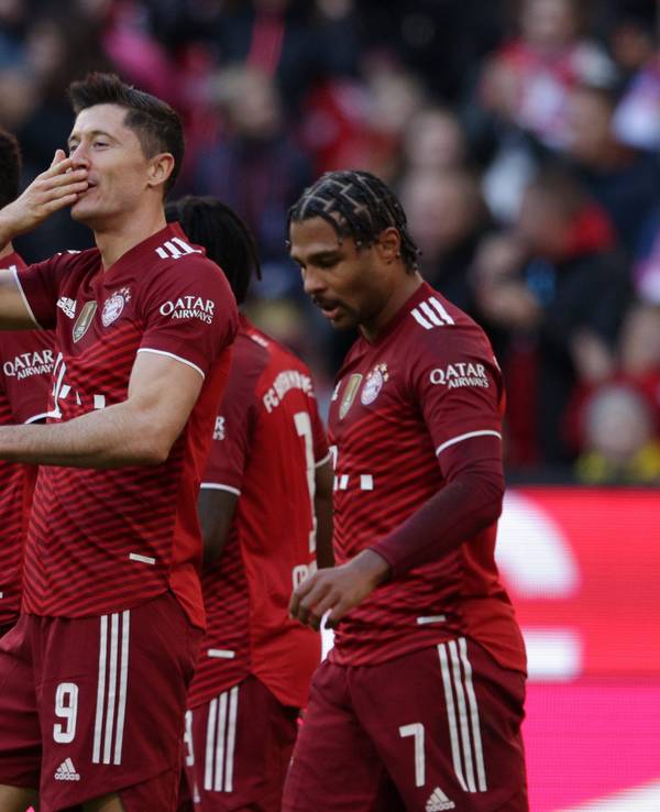 Robert Lewandowski jubelt gegen die TSG Hoffenheim und küsst seine Hand.