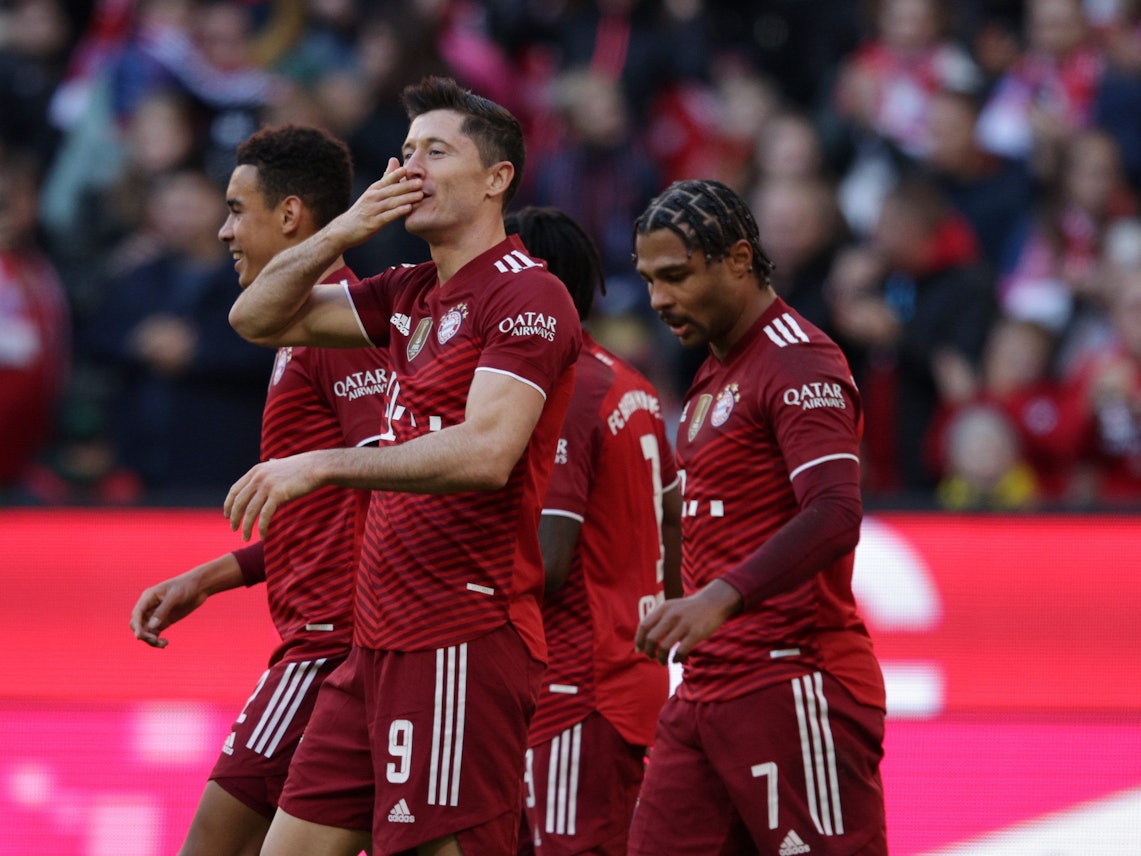 Robert Lewandowski jubelt gegen die TSG Hoffenheim und küsst seine Hand.