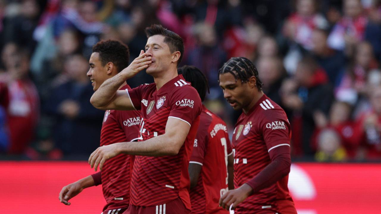 Robert Lewandowski jubelt gegen die TSG Hoffenheim und küsst seine Hand.