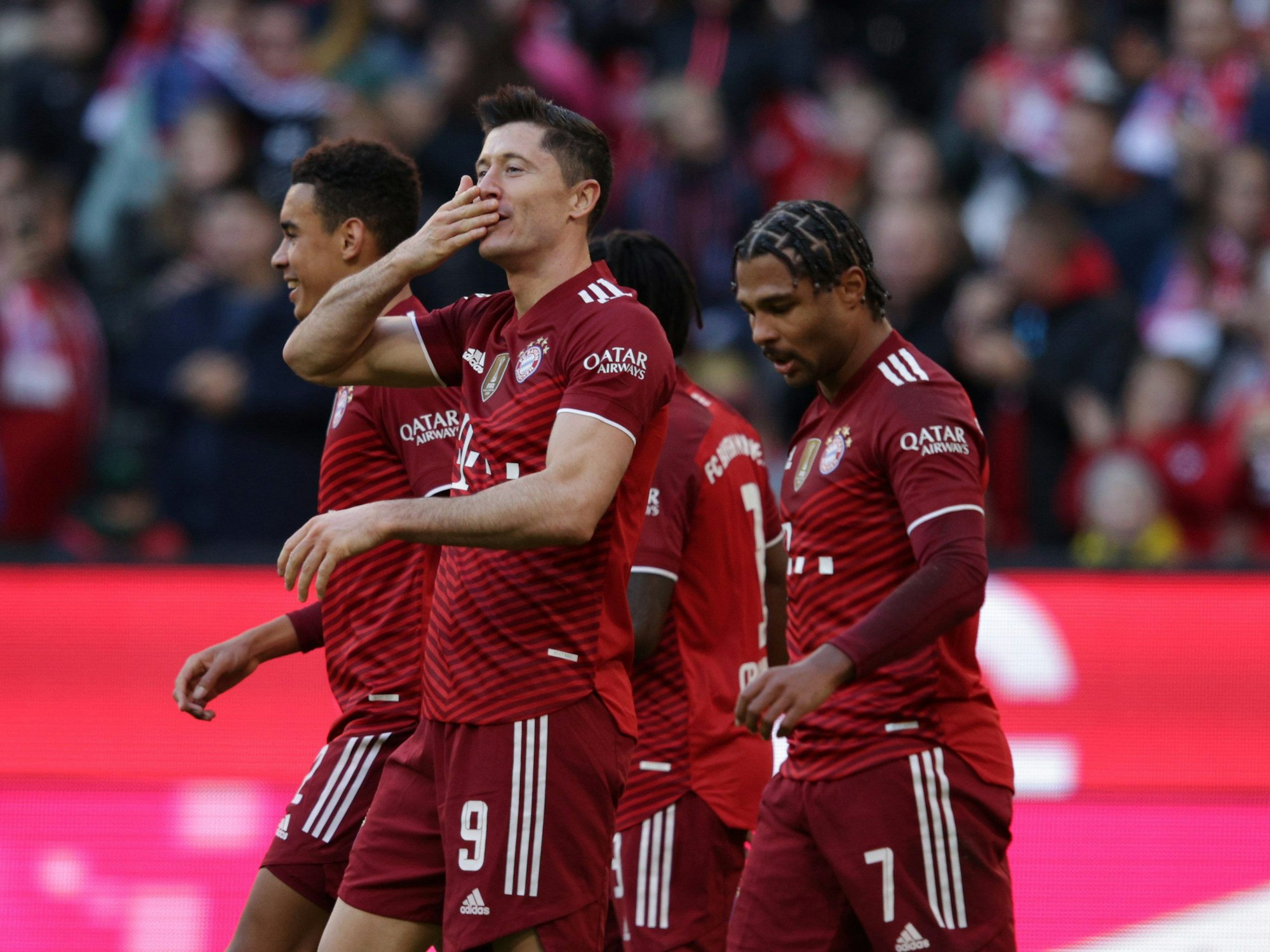 Robert Lewandowski jubelt gegen die TSG Hoffenheim und küsst seine Hand.