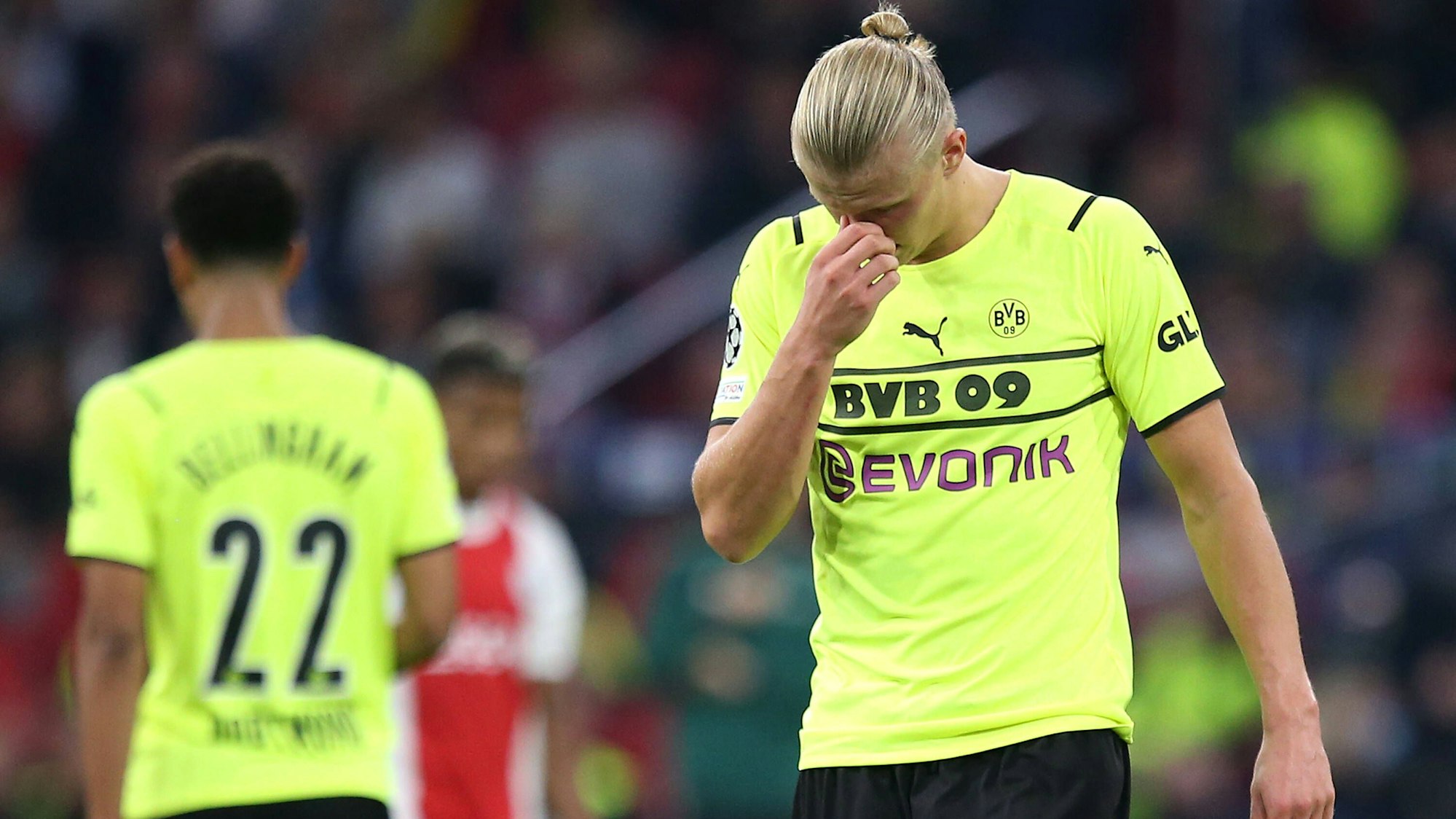 Erling Haaland senkt den Kopf und fasst sich ins Gesicht.