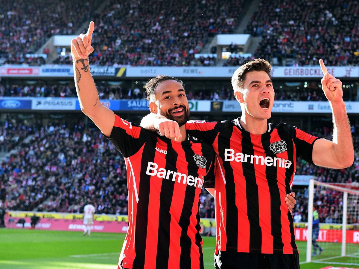 Patrik Schick und Karim Bellarabi jubeln im Derby beim 1. FC Köln.
