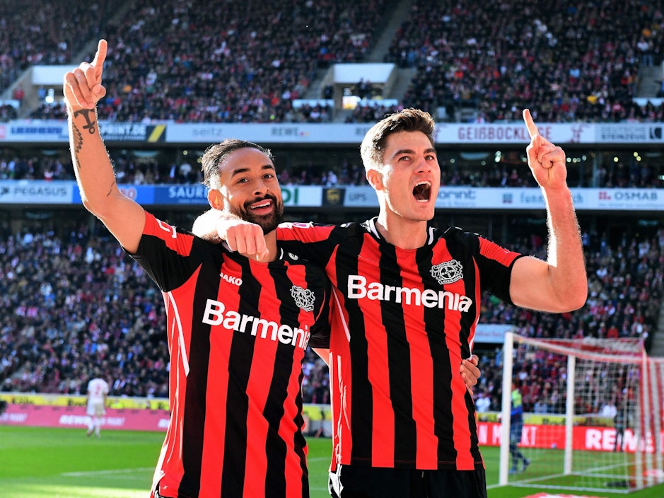 Patrik Schick und Karim Bellarabi jubeln im Derby beim 1. FC Köln.