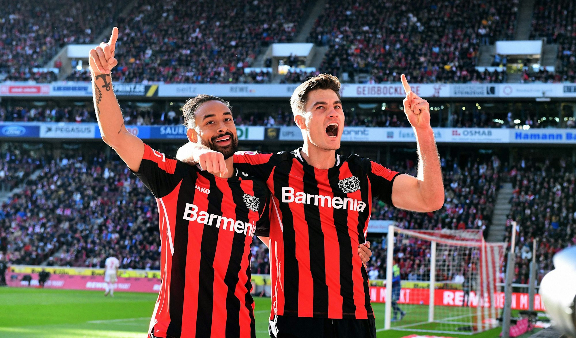 Patrik Schick und Karim Bellarabi jubeln im Derby beim 1. FC Köln.