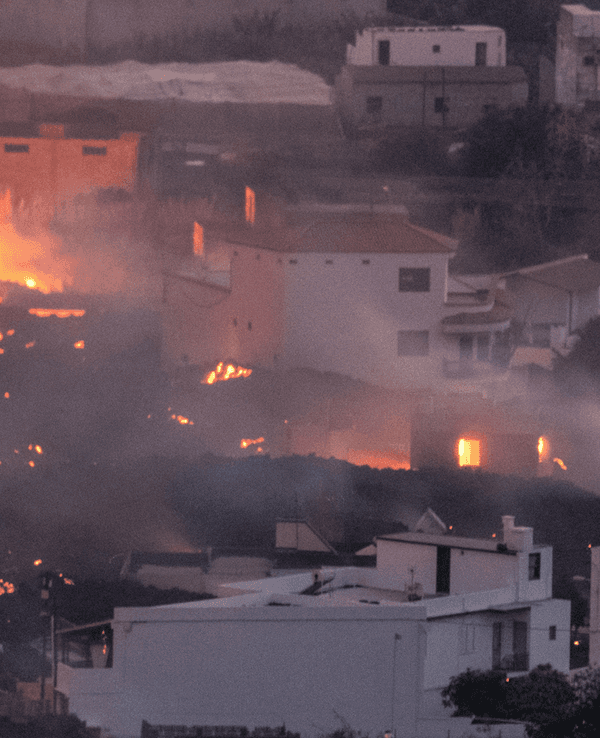 Die Lage auf La Palma verbessert sich nicht, der Vulkan bricht weiter aus und es kommt immer wieder zu Erdbeben. Auf dem Foto (aufgenommen am 23. Oktober 2021) sieht man Lava, welche durch den Ort „La Laguna“ fließt.