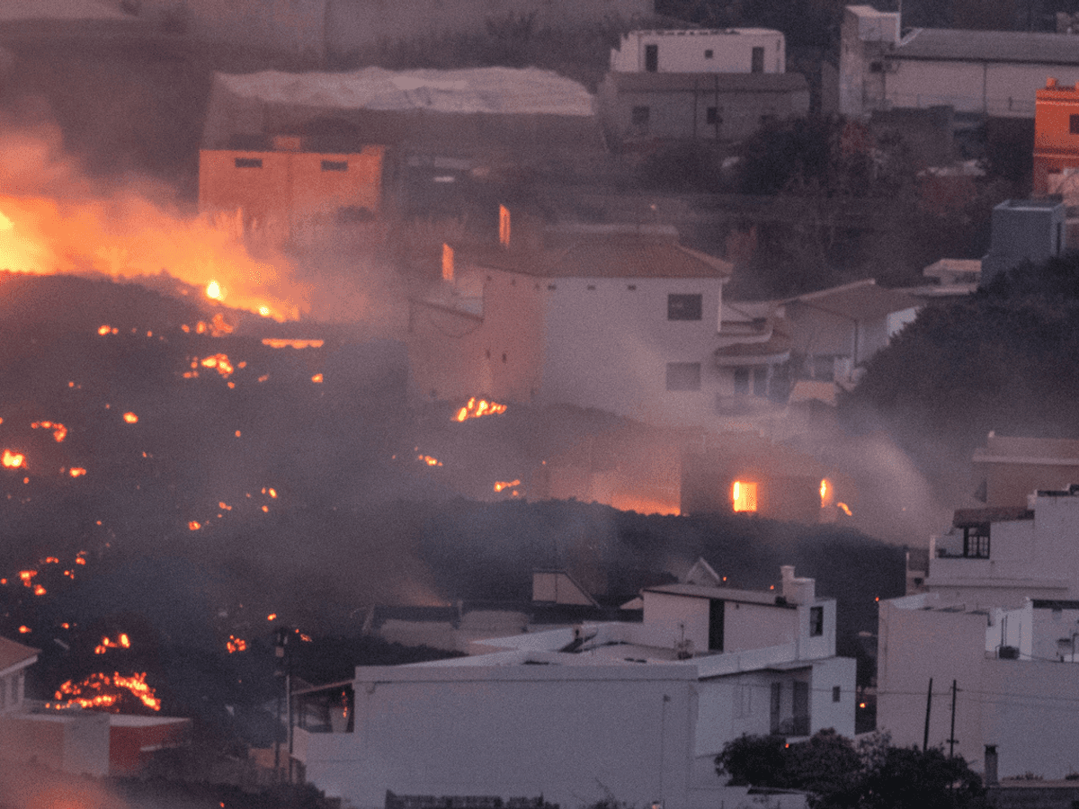 Die Lage auf La Palma verbessert sich nicht, der Vulkan bricht weiter aus und es kommt immer wieder zu Erdbeben. Auf dem Foto (aufgenommen am 23. Oktober 2021) sieht man Lava, welche durch den Ort „La Laguna“ fließt.