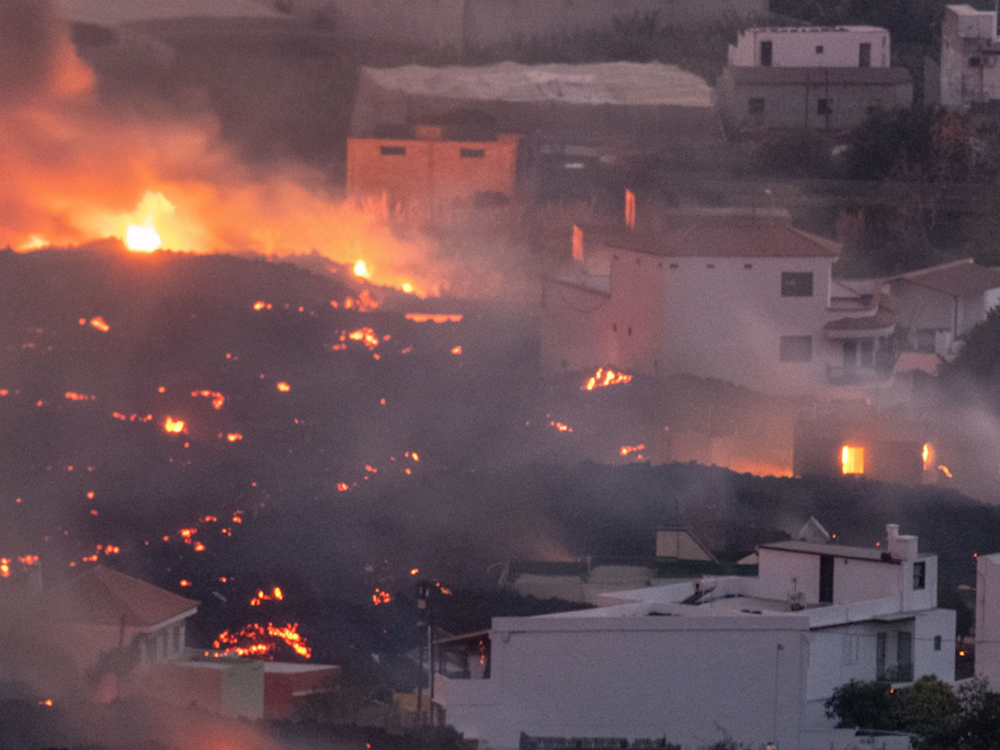 Die Lage auf La Palma verbessert sich nicht, der Vulkan bricht weiter aus und es kommt immer wieder zu Erdbeben. Auf dem Foto (aufgenommen am 23. Oktober 2021) sieht man Lava, welche durch den Ort „La Laguna“ fließt.